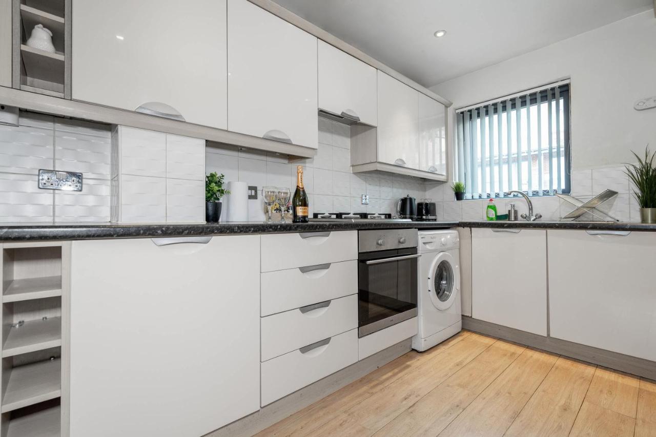 City Centre Townhouse - 3 Bedrooms - Garage - Parking - Top Rated Бирмингам Екстериор снимка